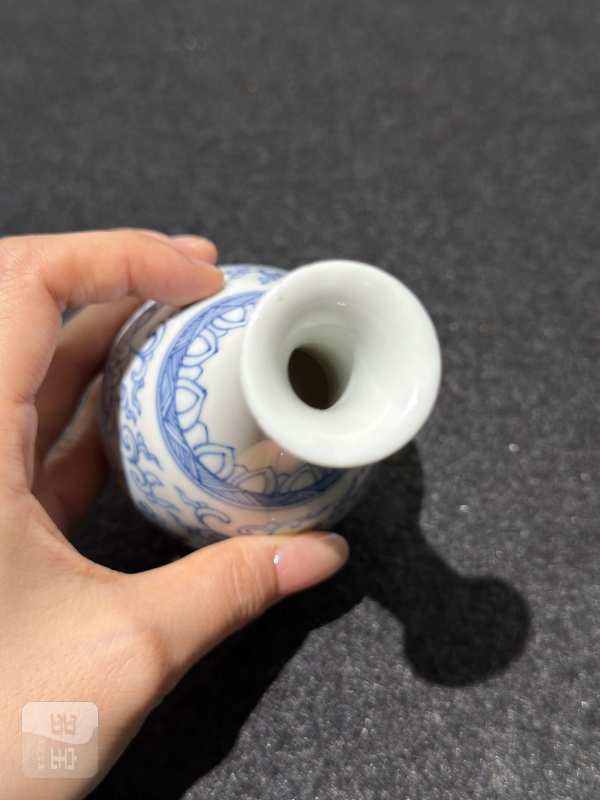 清康熙 青花缠枝莲纹小胆瓶 - 图5